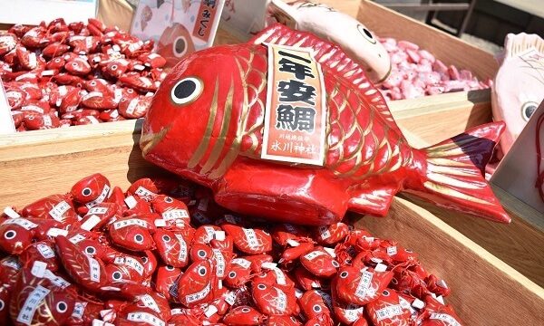 川越氷川神社の可愛らしい鯛型のおみくじ
