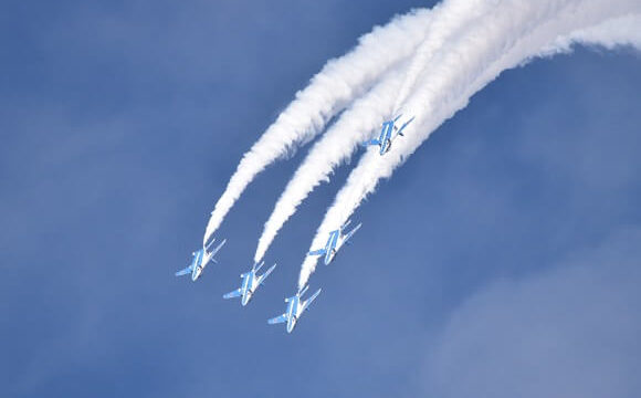 入間基地航空祭で青空を飛ぶブルーインパルスの勇姿