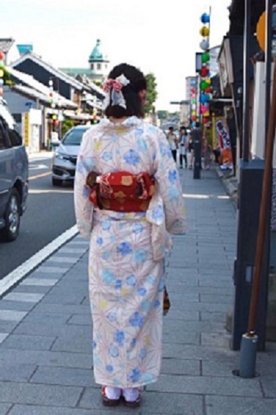 川越の一番街商店街を浴衣で歩く女性の後ろ姿