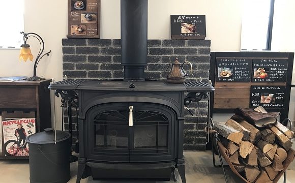 秩父市長瀞のカフェうらほと店内のおしゃれな黒い暖炉