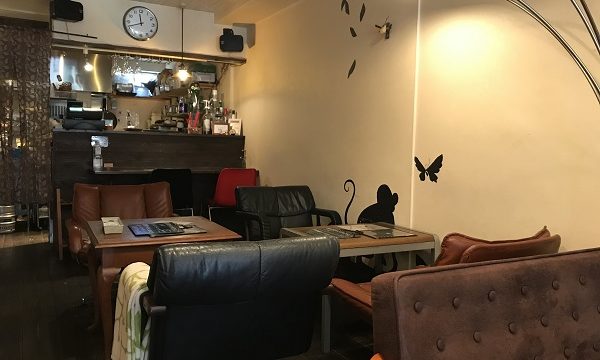 高円寺ホノホノカフェの大きめのソファが置かれた落ち着いた店内