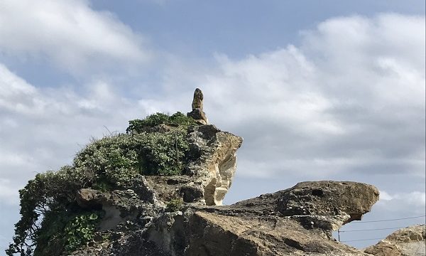 青空に映える仁右衛門島にあるとんび岩