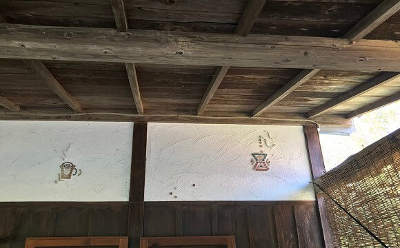 納屋を改装したお店の漆喰の壁