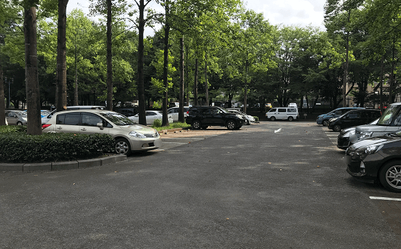 彩の森入間公園の広々とした無料駐車場