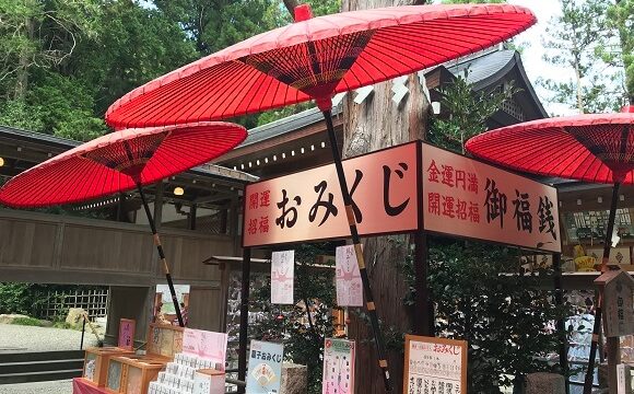 宝登山神社の真っ赤な番傘が印象的なおみくじの売り場