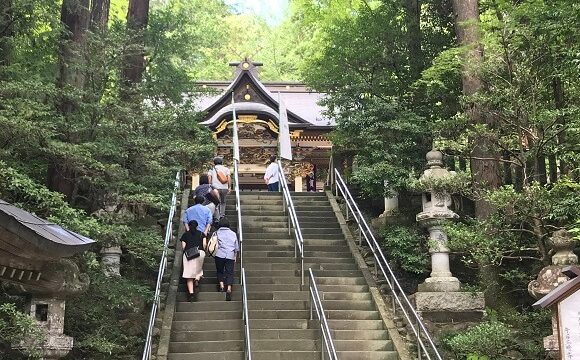 宝登山神社の二の鳥居から社殿へと続く石階段