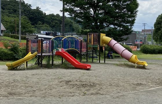 阿須公園にあるカラフルな遊具